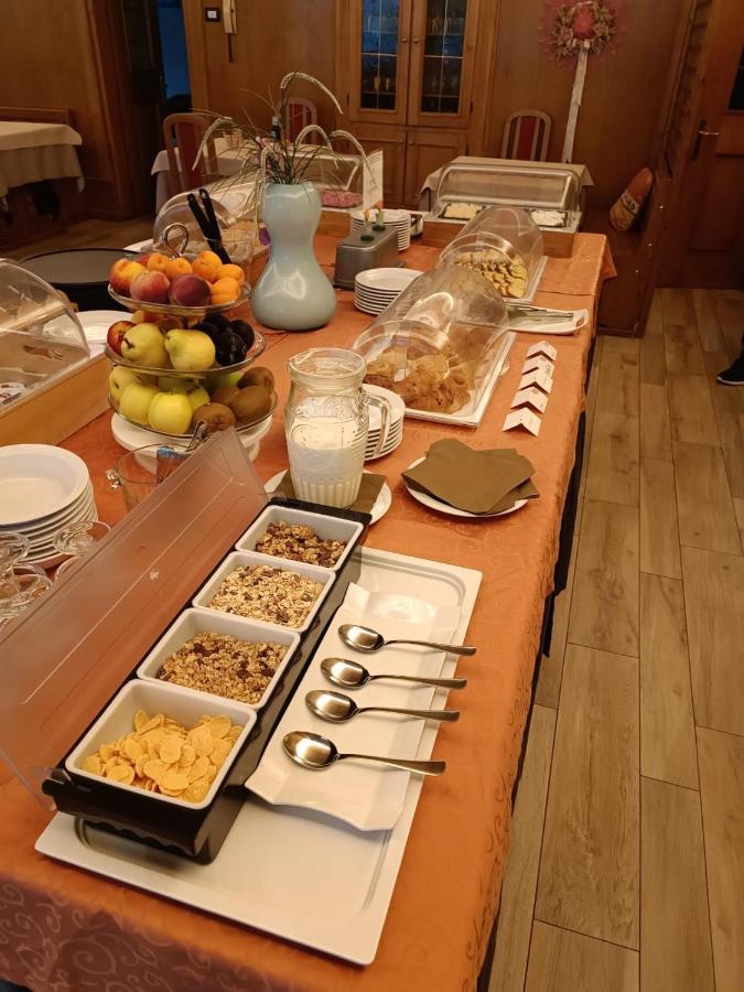 Albergo Ristorante Cacciatori أورونزو دي كادوري المظهر الخارجي الصورة