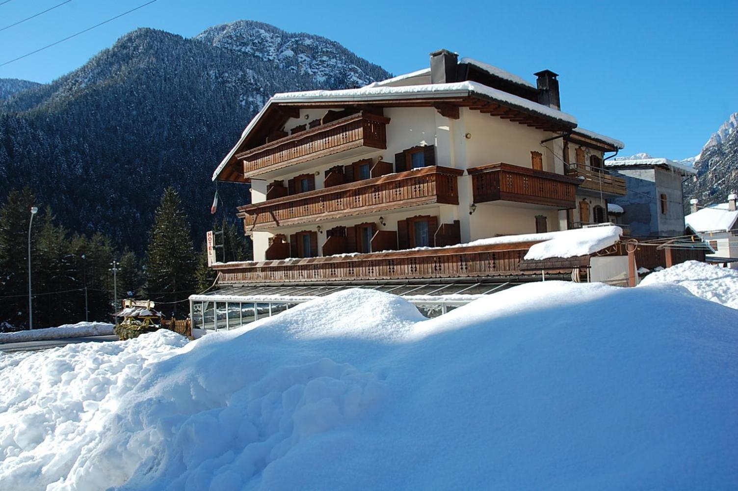 Albergo Ristorante Cacciatori أورونزو دي كادوري المظهر الخارجي الصورة