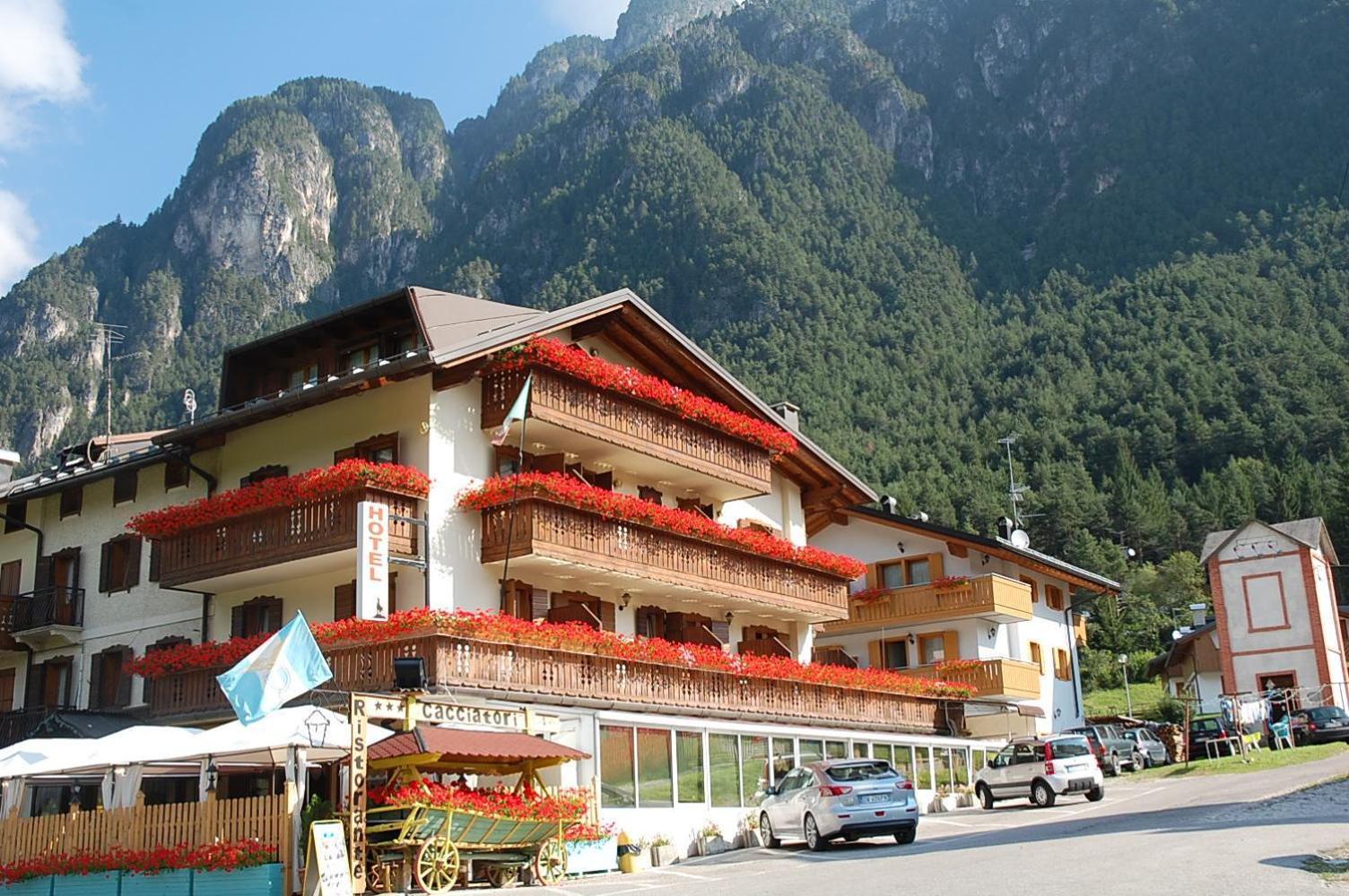 Albergo Ristorante Cacciatori أورونزو دي كادوري المظهر الخارجي الصورة